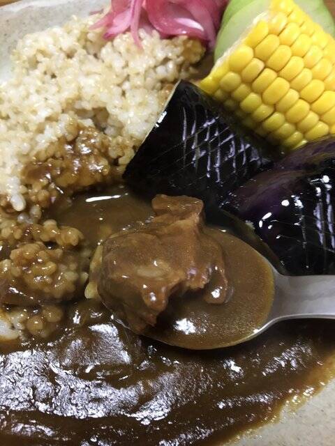 【京都おうちグルメ】注目ブランド牛『亀岡牛』がゴロンと贅沢に入ったレトルトカレー「たわわ朝霧」