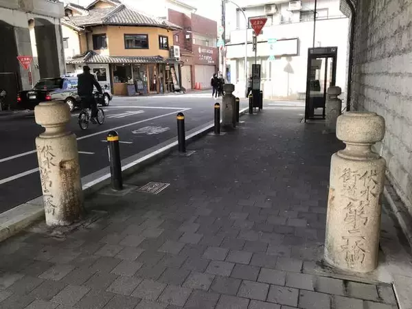 「【京都珍百景】川はないのに歩道に橋の親柱！？都市整備に伴う歴史的遺構☆「伏水街道第二橋」」の画像