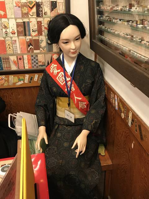 有名人マネキン同席の元祖お好み焼き！祇園名物グルメ「壱銭洋食（いっせんようしょく）」