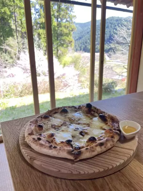 「【京都美山】築250年 かやぶき民家で食べる焼き立て石窯ピザ『さかや pizza cafe』」の画像