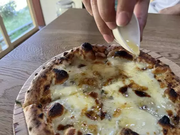 「【京都美山】築250年 かやぶき民家で食べる焼き立て石窯ピザ『さかや pizza cafe』」の画像