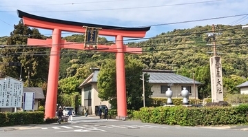 【京都】華やかな山吹が咲き誇る　醸造の神様としても知られる古刹「松尾大社」へ