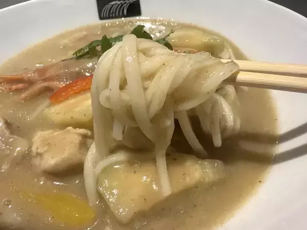 「【京都ランチ】中毒的な美味しさ！スパイス×出汁の創作うどん「メーン」」の画像