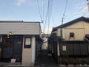 京都の超ディープ酒場街「寛遊園」に麺酒場が誕生！名店監修の”汁なし担々麺”が楽しめる