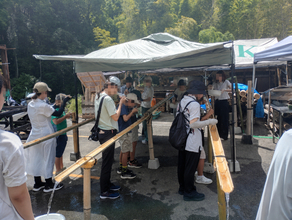 【京都・大原野】「うわー、取れた！」竹の器と自分で削ったお箸で流しそうめん