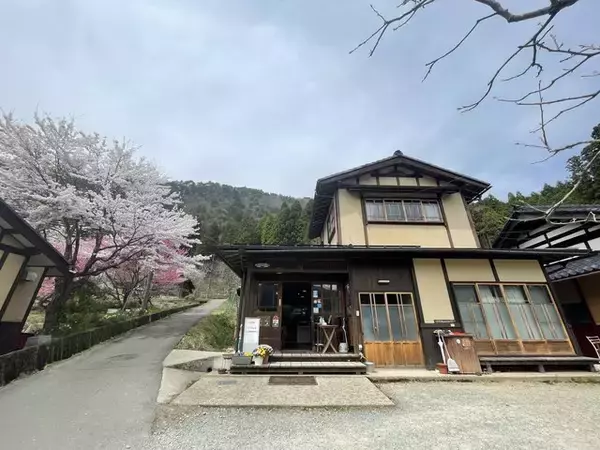 「かやぶきの里『美山町』にたたずむプリンが美味しい小さなカフェ「美卵（みらん）」」の画像