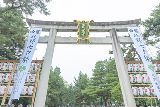 【京都】夏の境内、美しい花手水と涼し気な七夕飾り「北野天満宮」