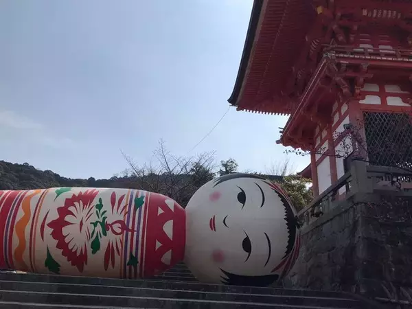 「【話題】京都随一の観光スポット清水寺にボソっとつぶやき横たわる巨大こけしが！！」の画像