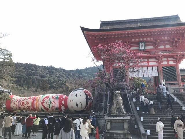 【話題】京都随一の観光スポット清水寺にボソっとつぶやき横たわる巨大こけしが！！