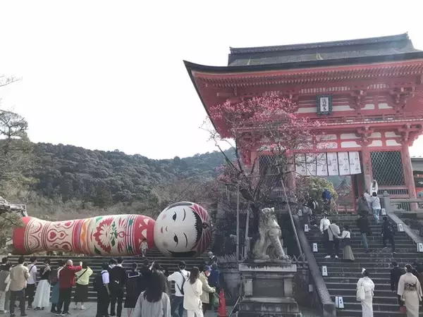 「【話題】京都随一の観光スポット清水寺にボソっとつぶやき横たわる巨大こけしが！！」の画像