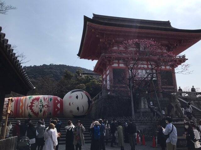 【話題】京都随一の観光スポット清水寺にボソっとつぶやき横たわる巨大こけしが！！