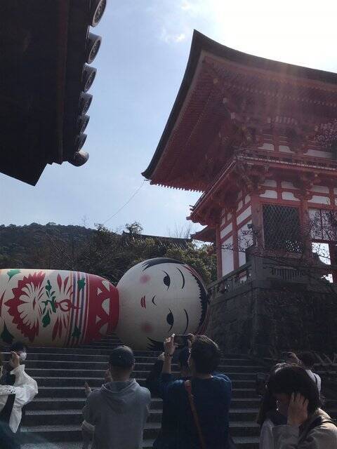 【話題】京都随一の観光スポット清水寺にボソっとつぶやき横たわる巨大こけしが！！