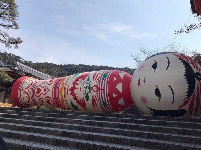 【話題】京都随一の観光スポット清水寺にボソっとつぶやき横たわる巨大こけしが！！