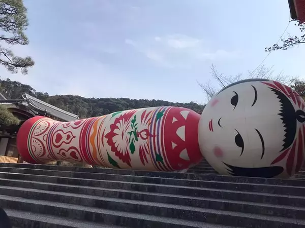 「【話題】京都随一の観光スポット清水寺にボソっとつぶやき横たわる巨大こけしが！！」の画像