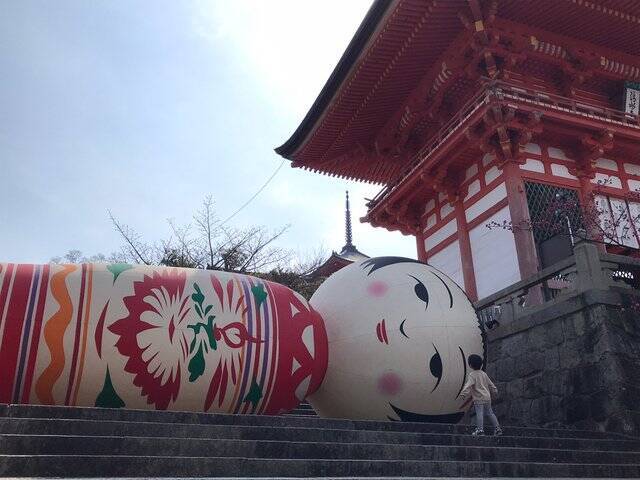 【話題】京都随一の観光スポット清水寺にボソっとつぶやき横たわる巨大こけしが！！