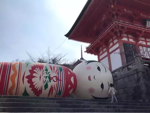 「【話題】京都随一の観光スポット清水寺にボソっとつぶやき横たわる巨大こけしが！！」の画像