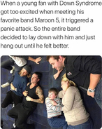 憧れのロックバンドに会えた少年がパニック発作→メンバー全員が落ち着くまで一緒に床に横たわる