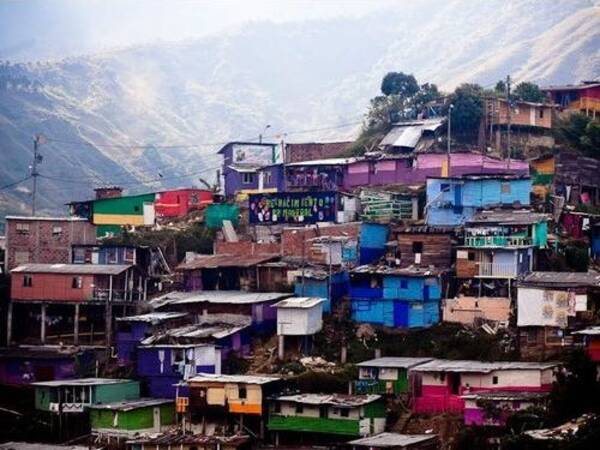 コロンビアのスラム街に全長384メートルの屋外エスカレーターが設置 11年12月28日 エキサイトニュース