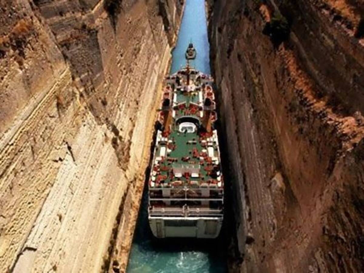 ぶつからないかギリギリ ギリシャの コリントス運河 を船が通過する写真いろいろ 12年3月11日 エキサイトニュース