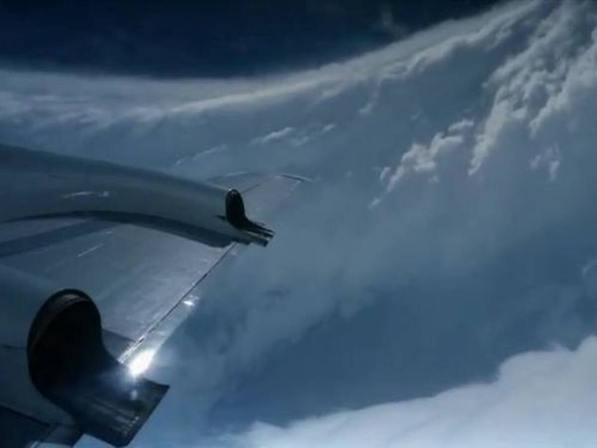 台風の目 の中は本当に青空なのか 実際に飛行機で突入 動画 12年4月26日 エキサイトニュース