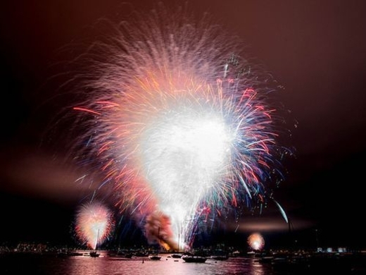 お酒を注ぐと グラスに花火が打ち上がる 風流すぎる食器 冷感花火 が話題に 年7月19日 エキサイトニュース