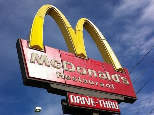 馬に乗ってマクドナルドのドライブスルーに行ってみた 馬でも売ってもらえるの 10年10月2日 エキサイトニュース