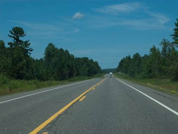 車で右側通行の国から左側通行の国へ渡るとき、スムーズに左右が入れ替わる道路 (2012年8月20日) エキサイトニュース