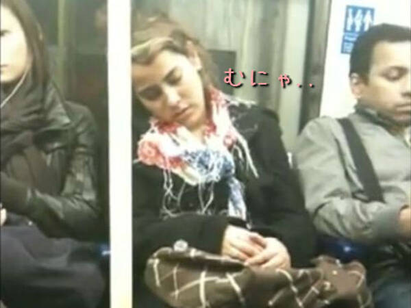 ああん恥ずかしい 電車で寝ていた女性が見知らぬ男性に抱きつく 動画 12年9月3日 エキサイトニュース