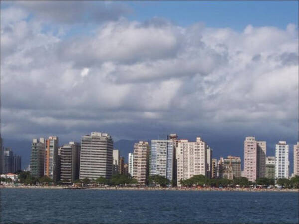 ピサの斜塔もびっくりの光景 ブラジルの都市サントスでは100棟以上のビルが傾いている 13年5月7日 エキサイトニュース