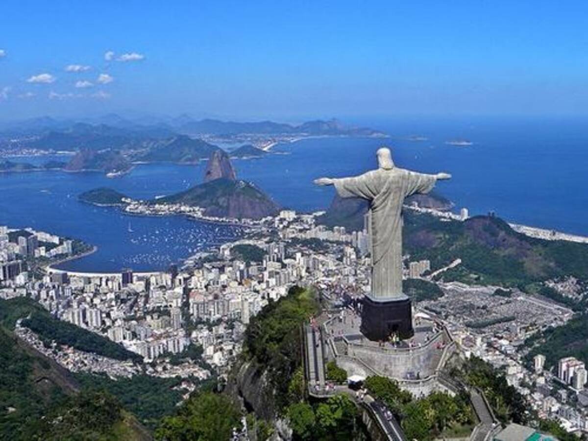 リオデジャネイロの巨大キリスト像に落雷 その瞬間が神々しすぎると話題に 14年1月24日 エキサイトニュース