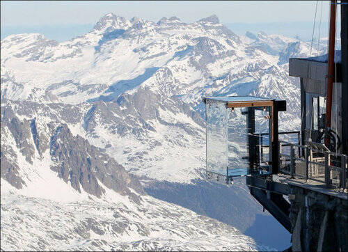 床までガラス張り 標高3842mからアルプスの絶景を見渡せるフランス