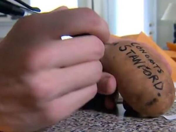 ジャガイモにメッセージを書いて送るだけ このビジネスで月収1万円を稼ぎ出したアメリカ人が話題に 15年8月18日 エキサイトニュース