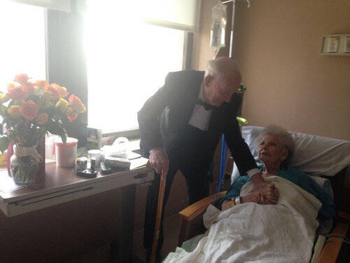 タキシードを着て花束を持ったおじいちゃんの姿が感動を呼ぶ 入院している妻と結婚57周年を祝うため 15年8月31日 エキサイトニュース