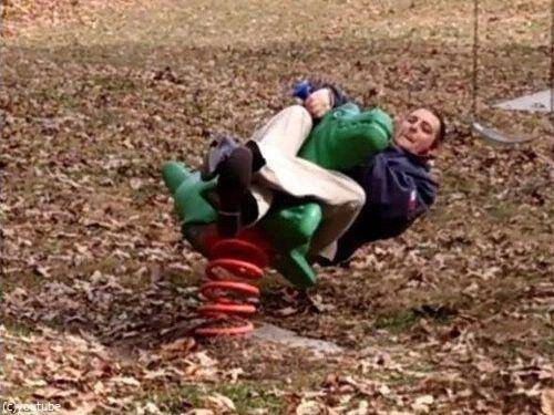 なぜ大人は公園の遊具で遊ぶべきではないの こうなるから 動画 15年9月26日 エキサイトニュース