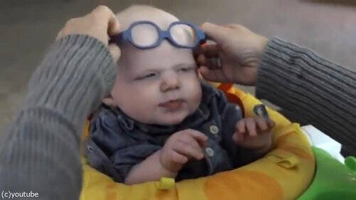 目の悪い赤ちゃんが初めてのメガネ ママの鮮明な顔を見て 満面の笑みを浮かべる 動画 16年4月10日 エキサイトニュース