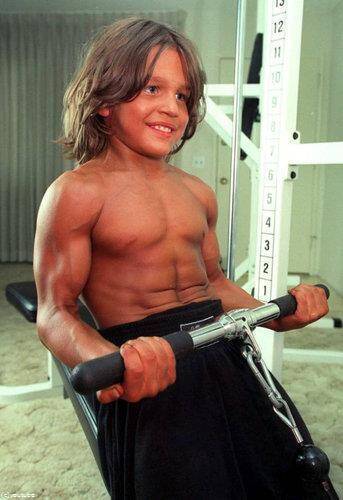 6歳で筋肉ムキムキ リトル ヘラクレス と呼ばれた最強少年 23歳になった今の姿がこちら 16年5月30日 エキサイトニュース