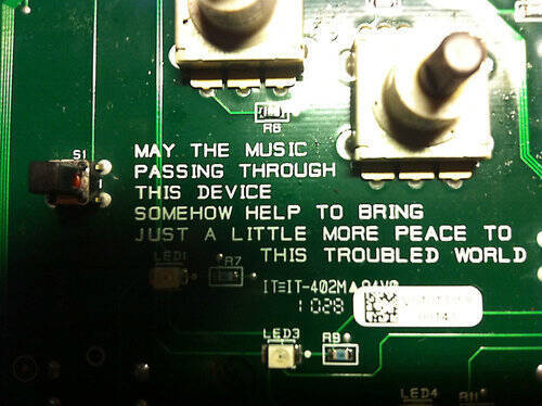 ギターのエフェクターを分解したら 中にこんなメッセージが書き込まれていた 16年6月4日 エキサイトニュース