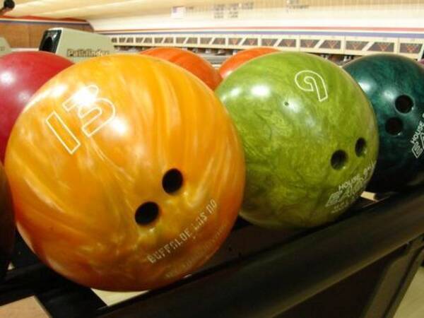 1785個のボーリングのボールを集めて ピラミッドのように積むと こんなことになる 16年8月12日 エキサイトニュース