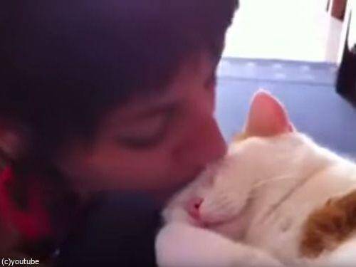 女性 チュッ 猫 ニャッ キスするたびに返事 動画 17年2月日 エキサイトニュース