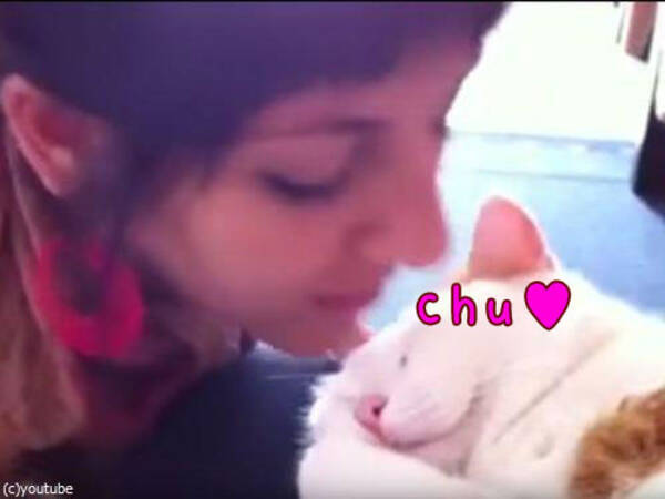 女性 チュッ 猫 ニャッ キスするたびに返事 動画 17年2月日 エキサイトニュース