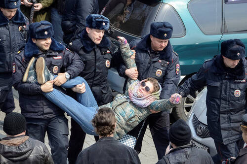 こんな優雅な逮捕のされ方ってある ロシア女性が連行されたときの姿 17年3月30日 エキサイトニュース