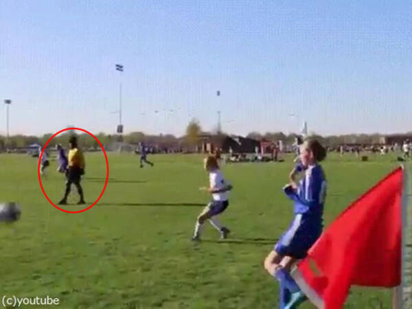 サッカーの審判が誰も予想できない 神回避 を見せる 動画 17年4月26日 エキサイトニュース