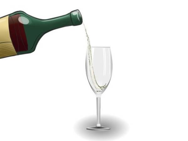 犬が ボクはもしかしてワインテーブルかも と思うとき 17年5月31日 エキサイトニュース