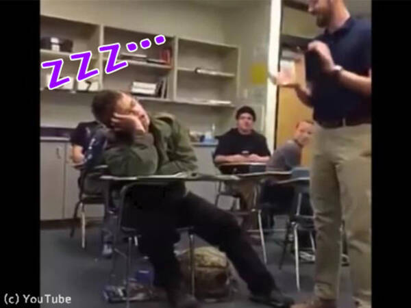 授業中に眠っている生徒に みんなで盛大な拍手したら こうなる 動画 17年7月11日 エキサイトニュース