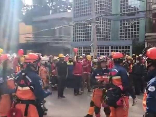 メキシコ地震で活動した日本の救助チームに現地の人々が日本語で アリガトウ 海外の反応 17年10月2日 エキサイトニュース