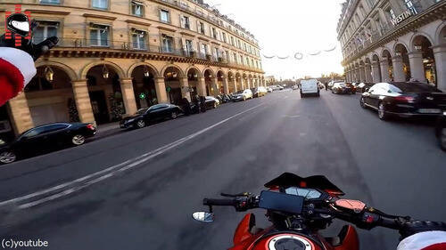 まるで映画 サンタクロース姿のバイクが悪質なひき逃げ犯を追いつめる 2017年12月21日 エキサイトニュース