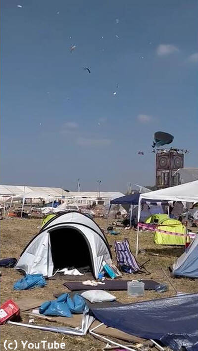 たくさんのテントが空を飛んでるぞ ドイツの野外フェスでつむじ風が発生 動画 18年8月8日 エキサイトニュース