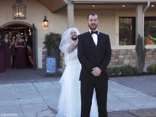 結婚式で花嫁の代わりに親友 ごっつい男 がウェディングドレスを着ていたとき 花婿の表情はこうなる 18年11月29日 エキサイトニュース
