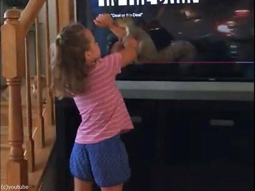 リスと女の子が追いかけっこして遊ぶ ときどき猫と犬も参加 動画 年8月29日 エキサイトニュース