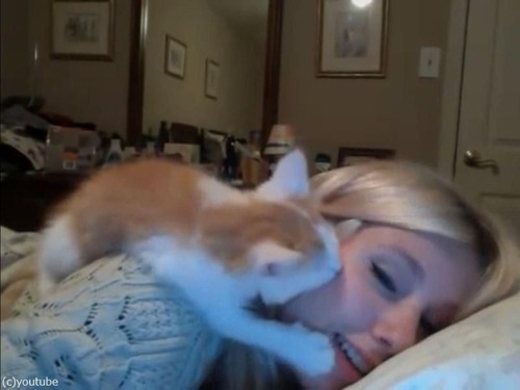 女性 チュッ 猫 ニャッ キスするたびに返事 動画 17年2月日 エキサイトニュース